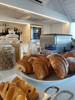 Daily continental breakfast (EUR 0.1 per person)