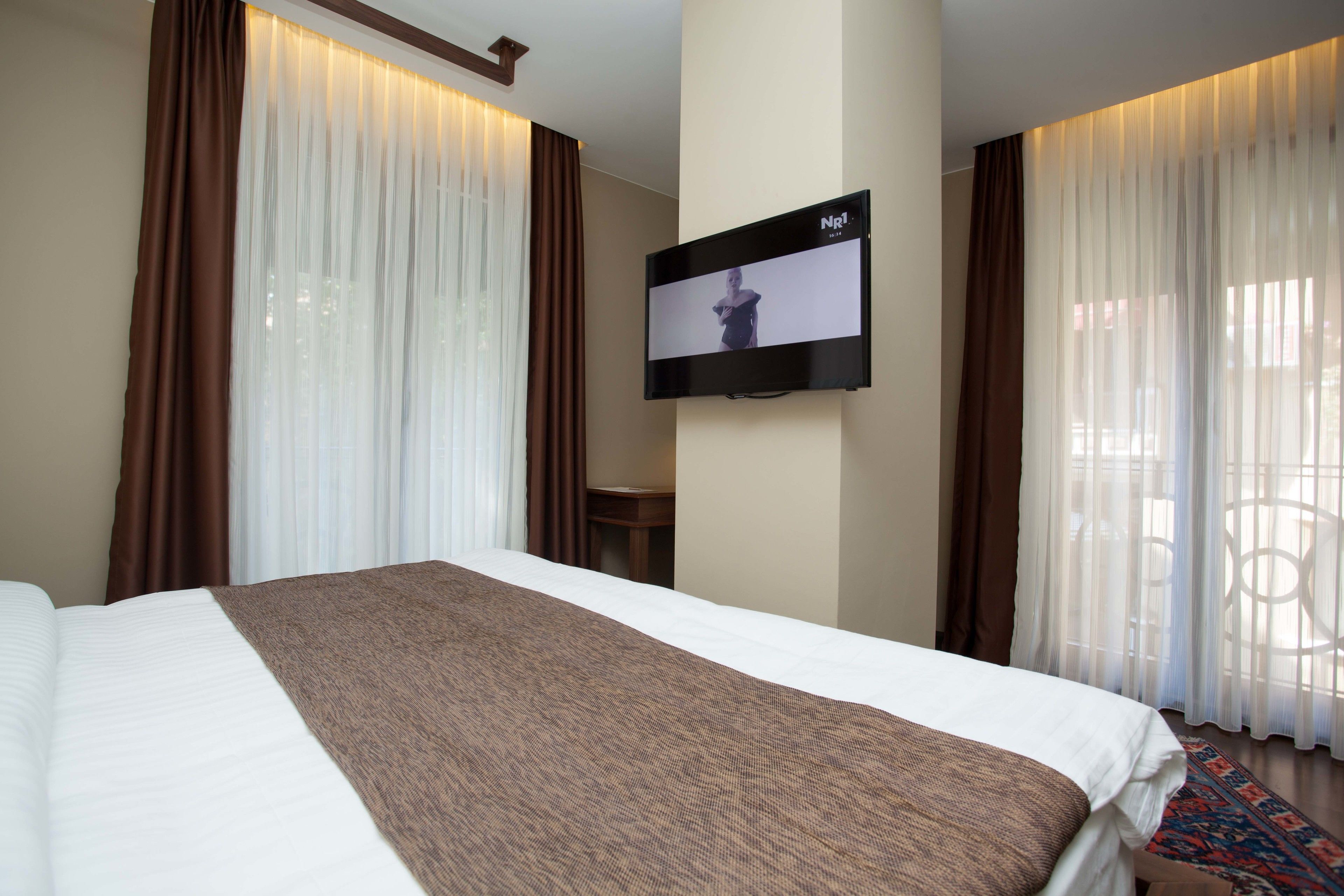 deluxe double room | in-room safe, desk, soundproofing, free wifi
