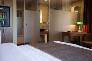 Kamar Eksekutif | Brankas, meja kerja, kedap suara, dan Wi-Fi gratis