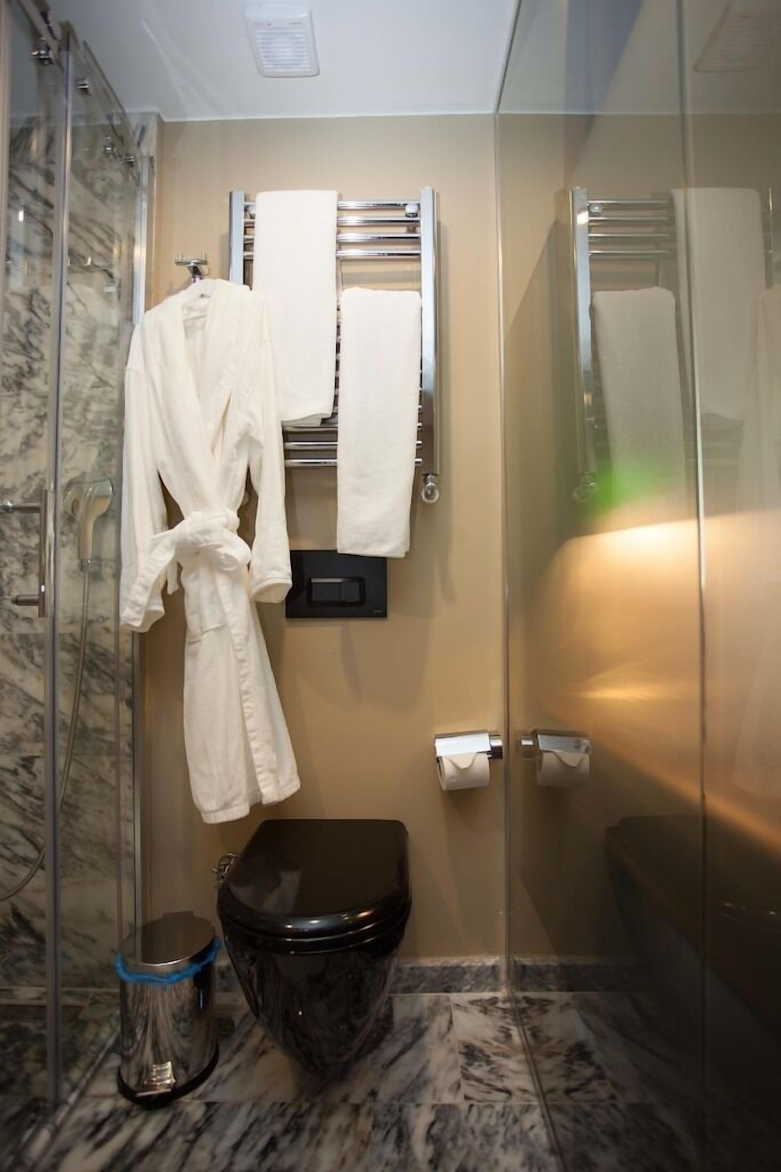 twin room | in-room safe, desk, soundproofing, free wifi