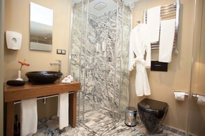 Rainfall showerhead, free toiletries, hair dryer, towels - Juliet Rooms & Kitchen (Istanbul)