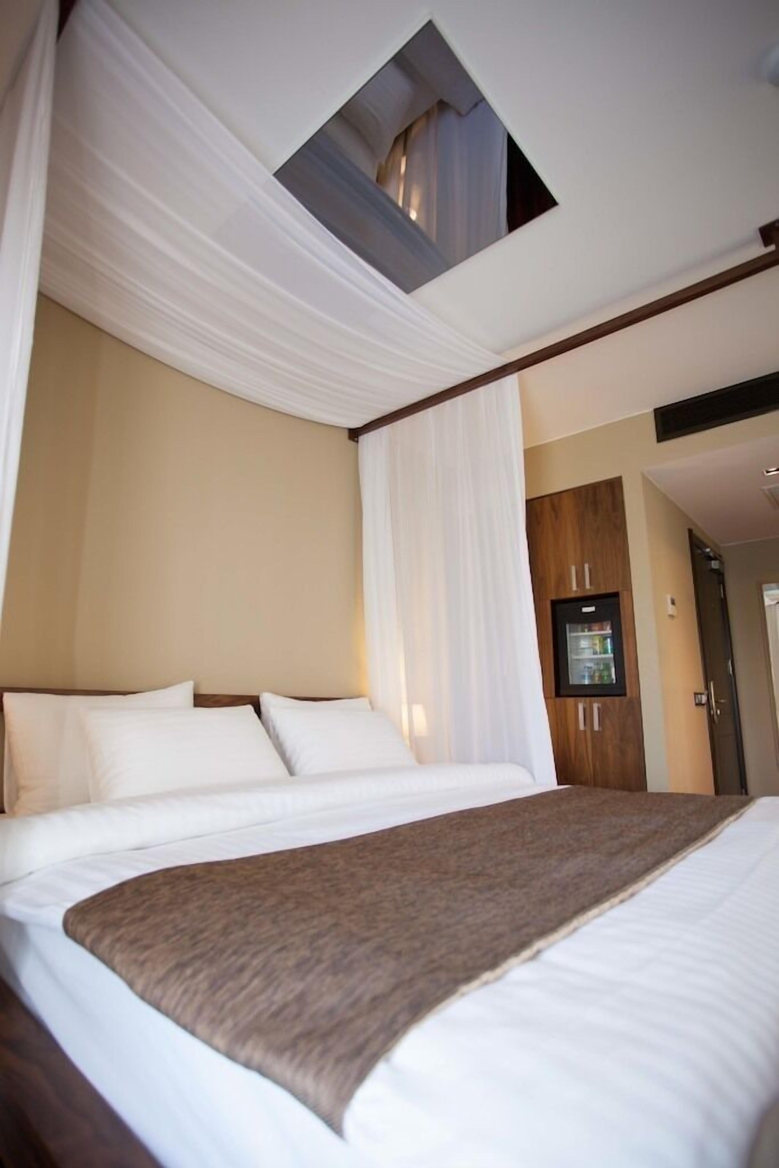 executive room | in-room safe, desk, soundproofing, free wifi