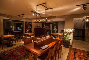 Serveert ontbijt, lunch, diner, internationale gerechten 