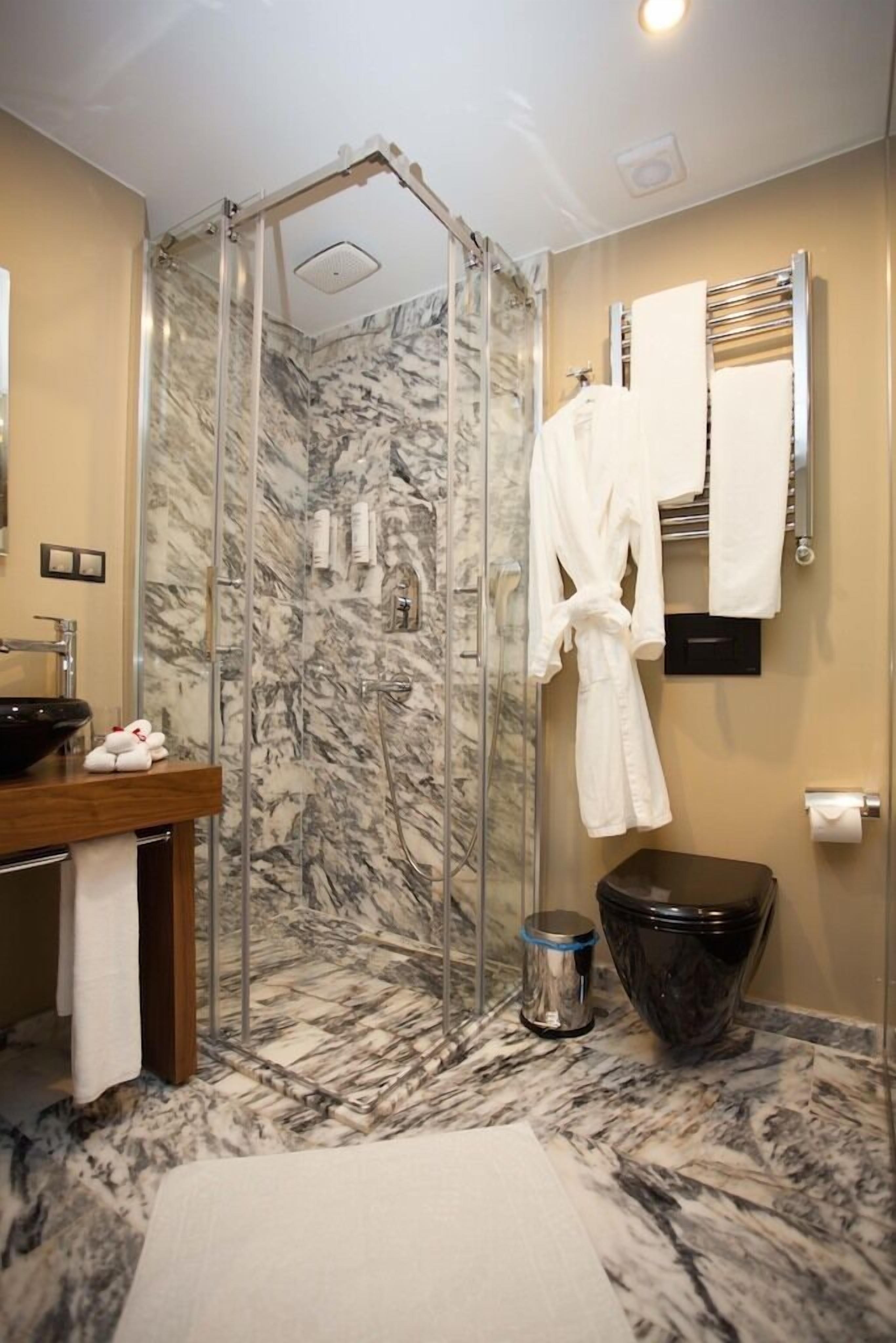 twin room | bathroom | rainfall showerhead, free toiletries, hair dryer, towels