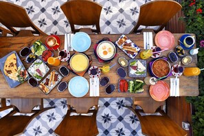 Breakfast, lunch and dinner served  - Juliet Rooms & Kitchen (Istanbul)