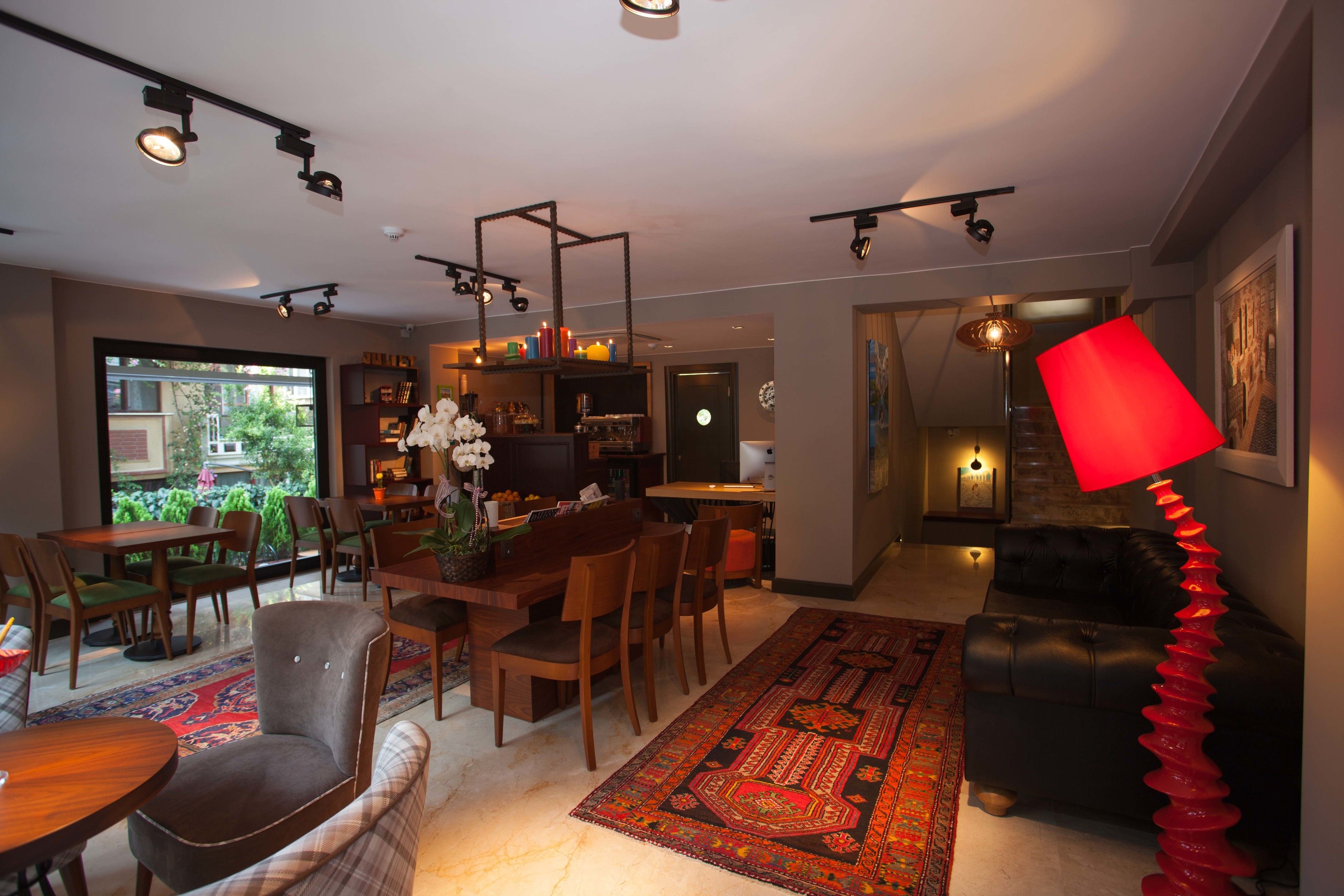 breakfast, lunch, dinner served; international cuisine