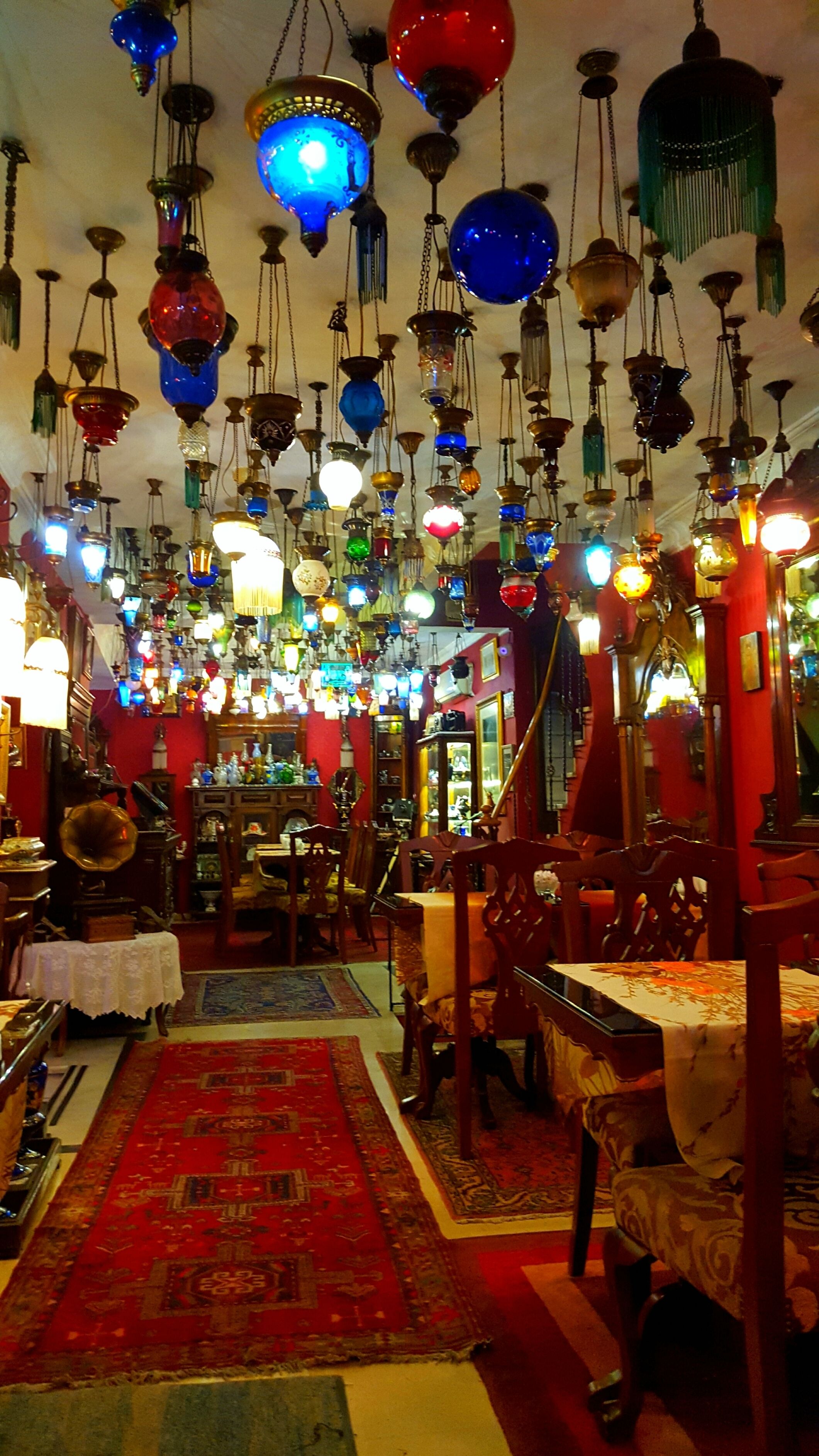 供應早餐、午餐和晚餐，國際料理