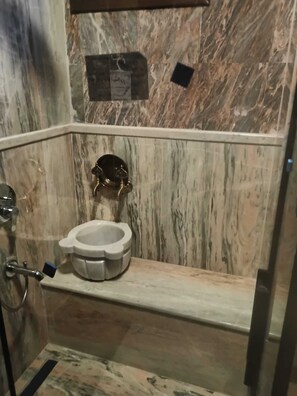 Quarto casal standard | Banheiro | Chuveiro/banheira combinados, produtos de toalete grátis
