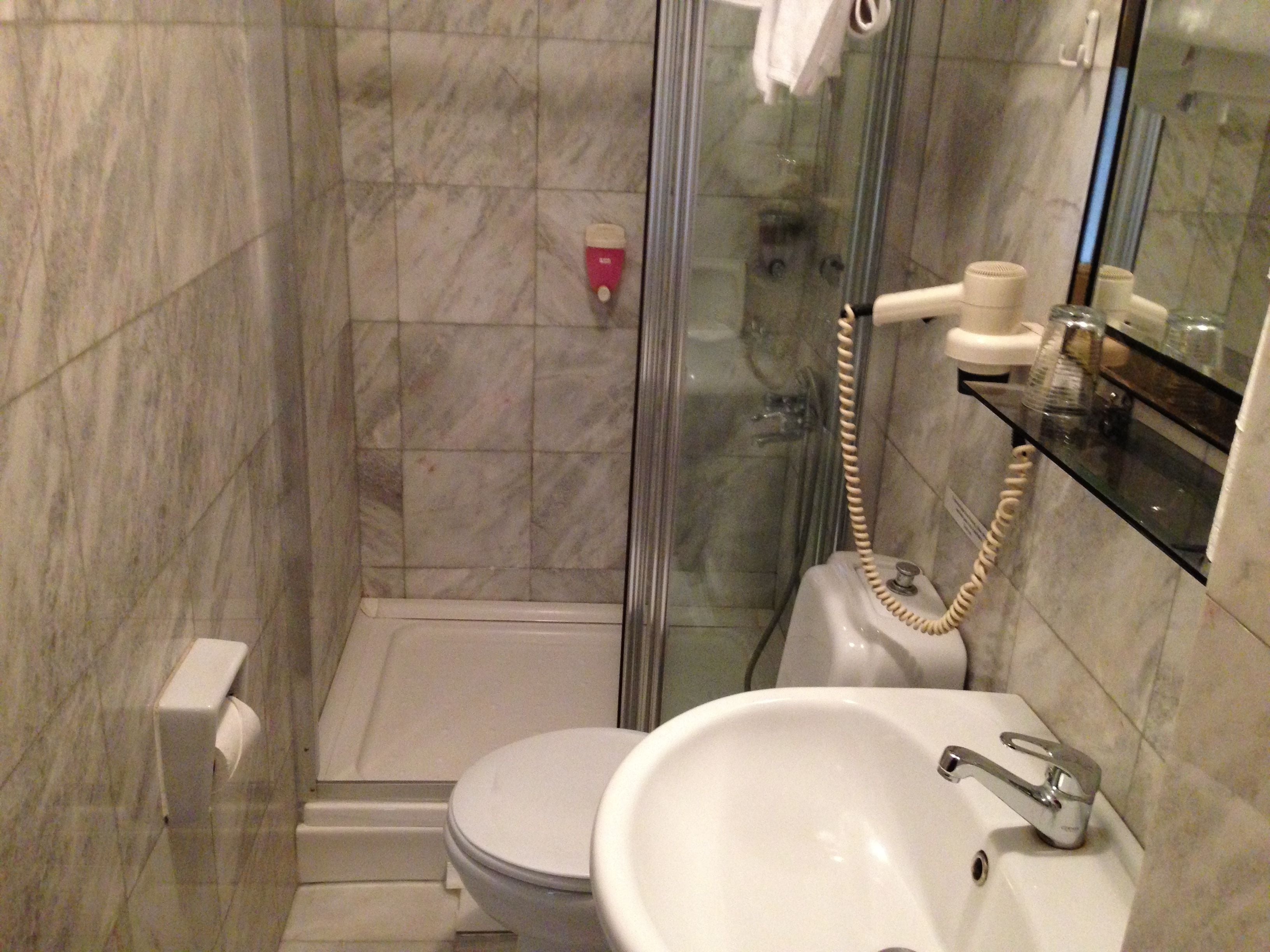 single room | bathroom | combined shower/bathtub, free toiletries, hair dryer, slippers