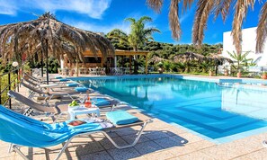 季節性室外泳池;泳池傘、躺椅