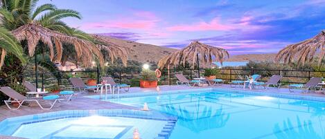 Piscine extérieure (ouverte en saison), parasols de plage
