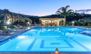 Seasonal outdoor pool, pool umbrellas, sun loungers - Welcome Apartments (Apokoronas)