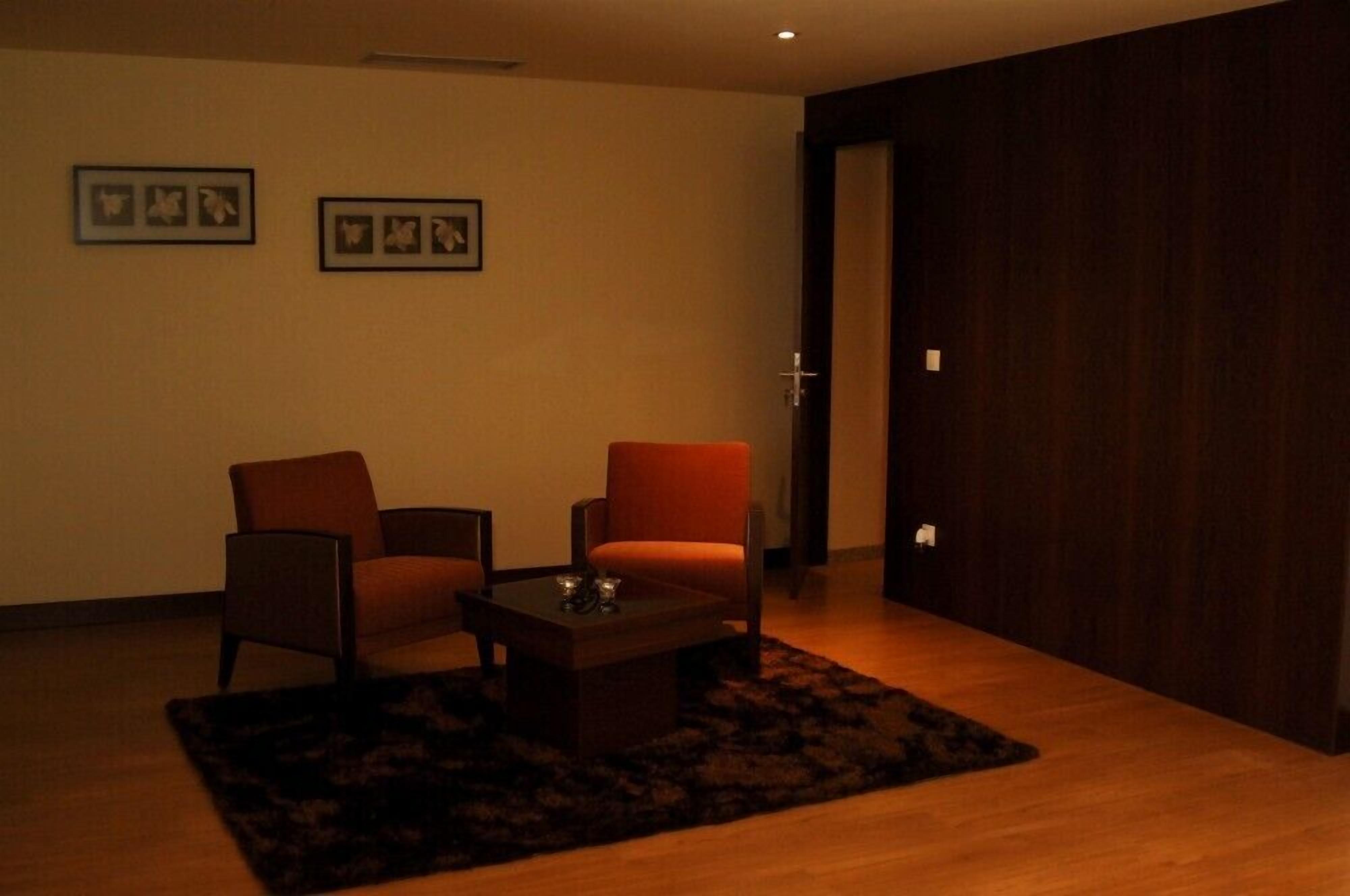 Suite | Living area | 32-inch LCD TV with cable channels, TV