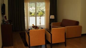 Svit | Vardagsrum | 32-tums LCD-tv med kabelkanaler och tv