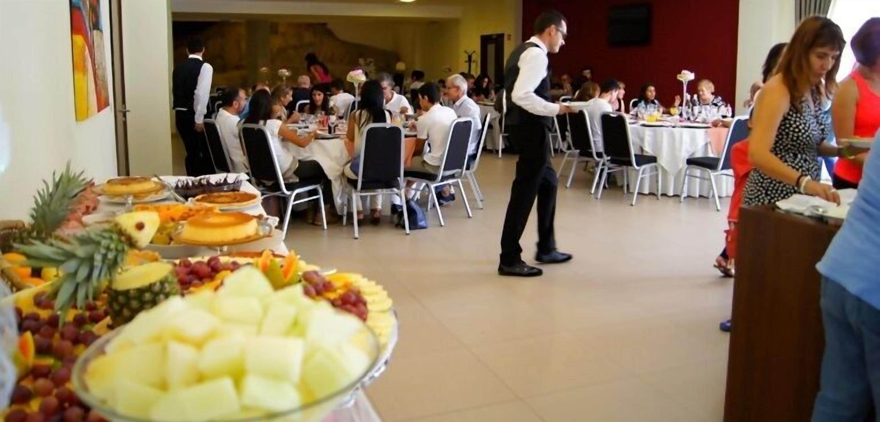 Un buffet proposant une variété de fruits et de plats.