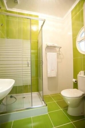 Dusche, kostenlose Toilettenartikel, Haartrockner