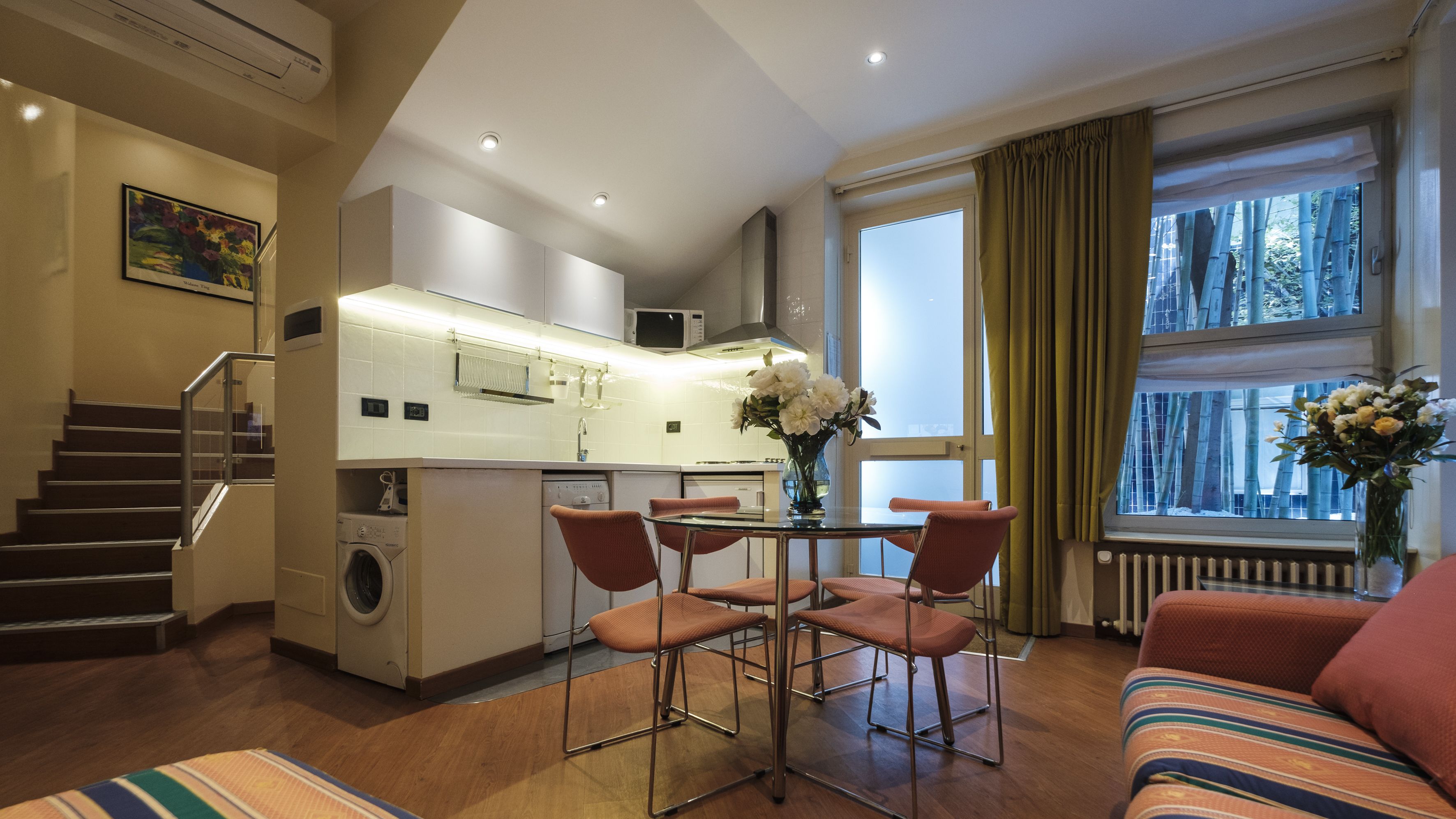 Un apartamento moderno con cocina, comedor y sala de estar.