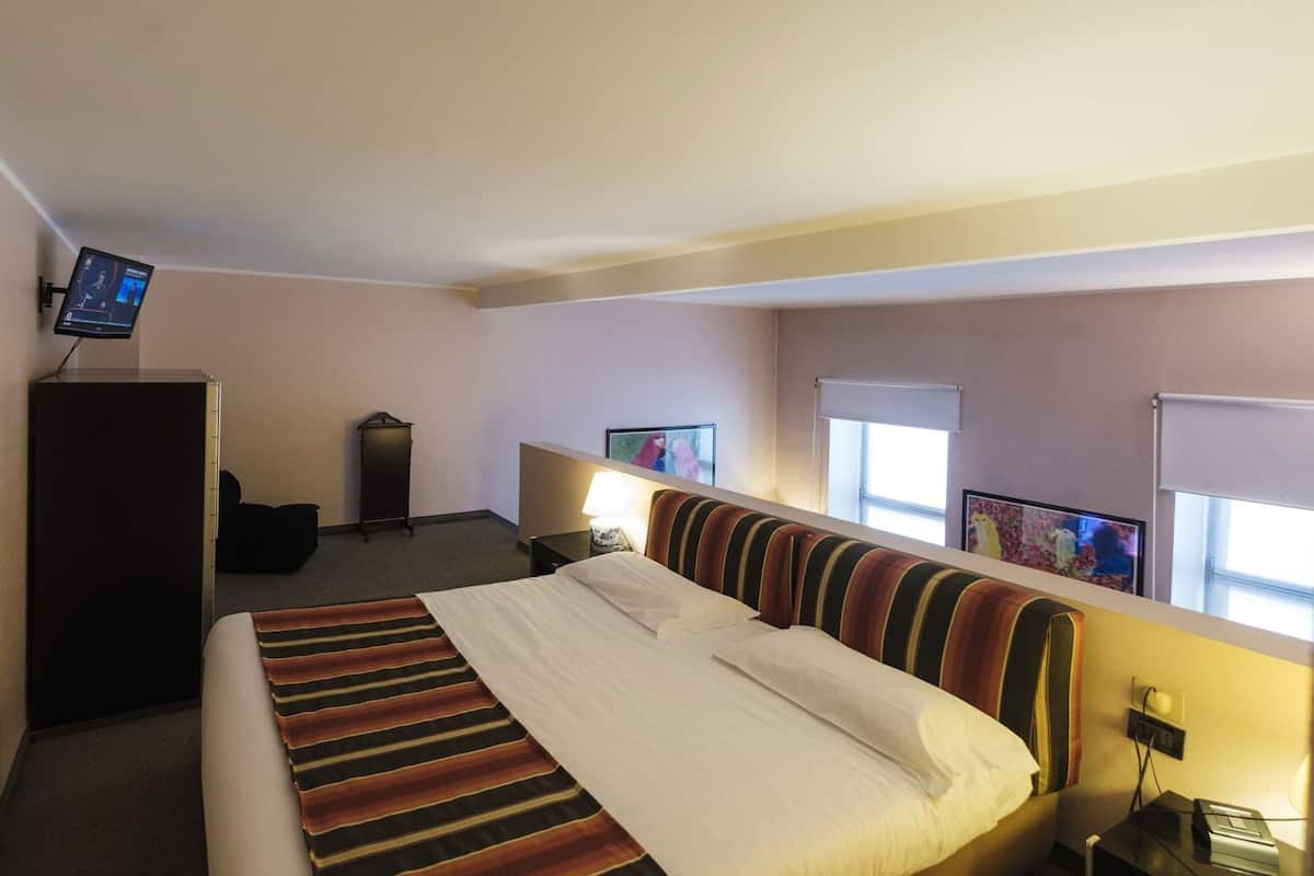 Down comforters, in-room safe, individually furnished, desk