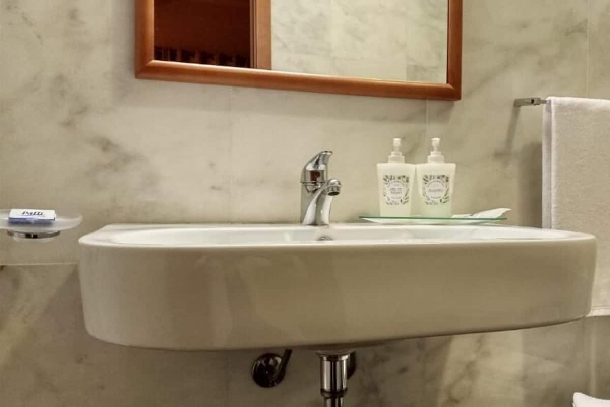 Basic Double Room | Bathroom | Bathtub, free toiletries, hair dryer