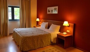 Minibar, Schreibtisch, Verdunkelungsvorhänge, schallisolierte Zimmer