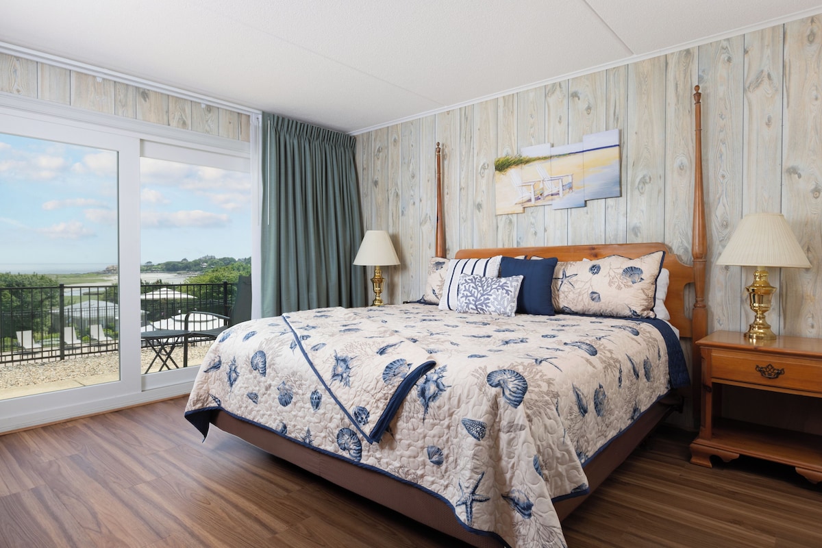 Room, 1 King Bed, Balcony | Desk, blackout drapes, iron/ironing board (on request), WiFi (free)