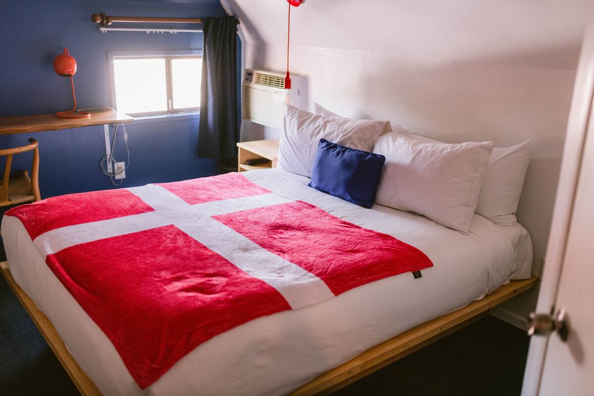 Kamar Ekonomi, 1 Tempat Tidur Queen (Upstairs) | Meja kerja, setrika/meja setrika, Wi-Fi gratis, dan seprai linen