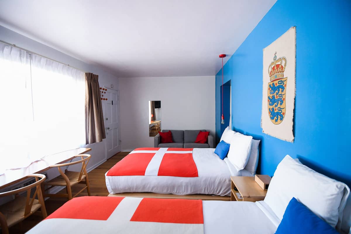 Escritorio, tabla de planchar con plancha, wifi gratis y ropa de cama