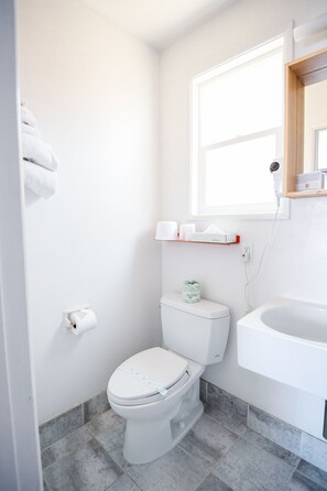 Dusche, kostenlose Toilettenartikel, Haartrockner, Handtücher