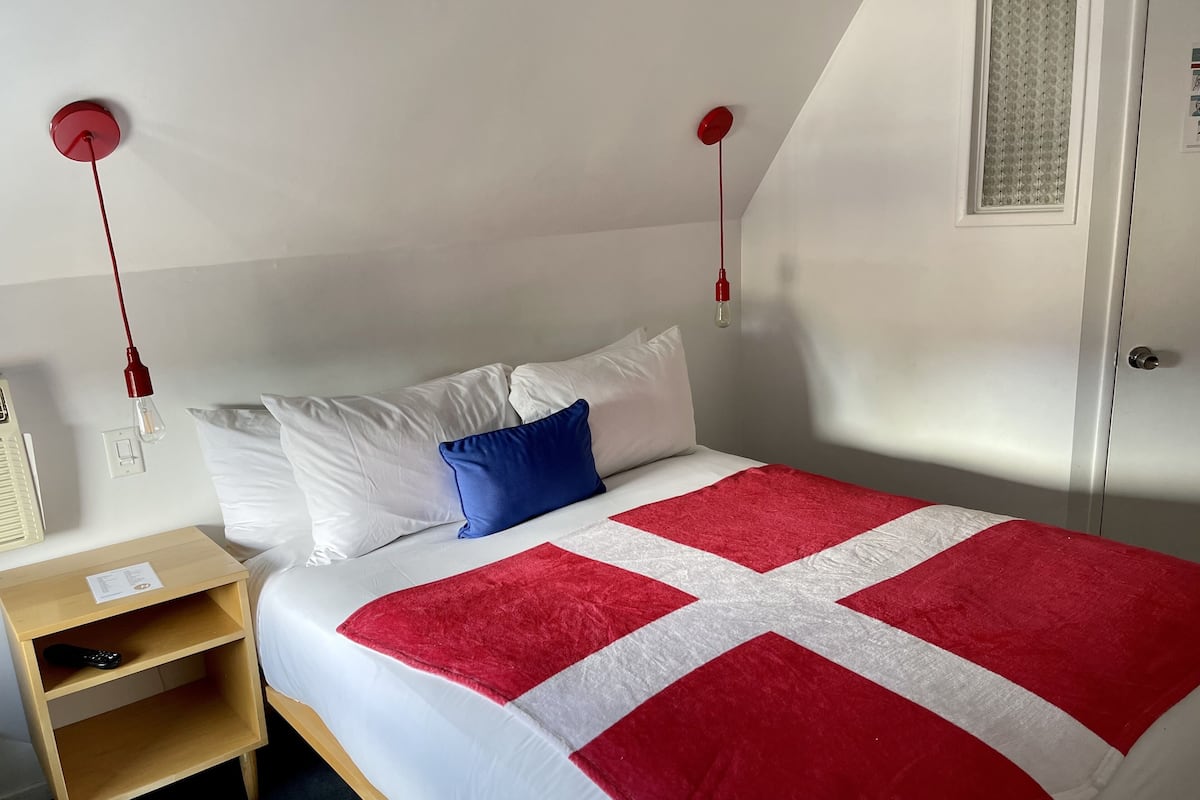 Escritorio, tabla de planchar con plancha, wifi gratis y ropa de cama