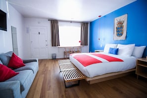 Quarto luxo, 1 cama Queen | Escrivaninha, ferros/tábuas de passar roupa, Wi-Fi de cortesia