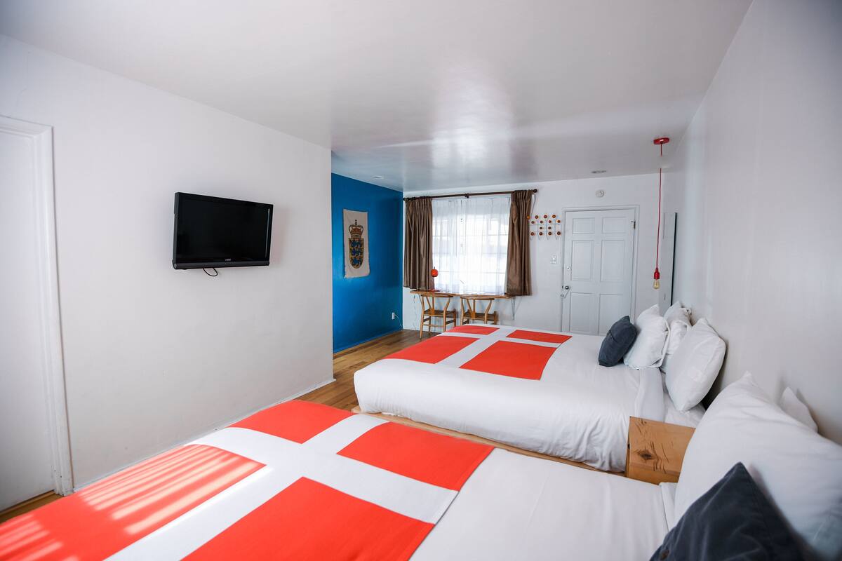 Kamar Deluks, 2 Tempat Tidur Queen | Meja kerja, setrika/meja setrika, Wi-Fi gratis, dan seprai linen