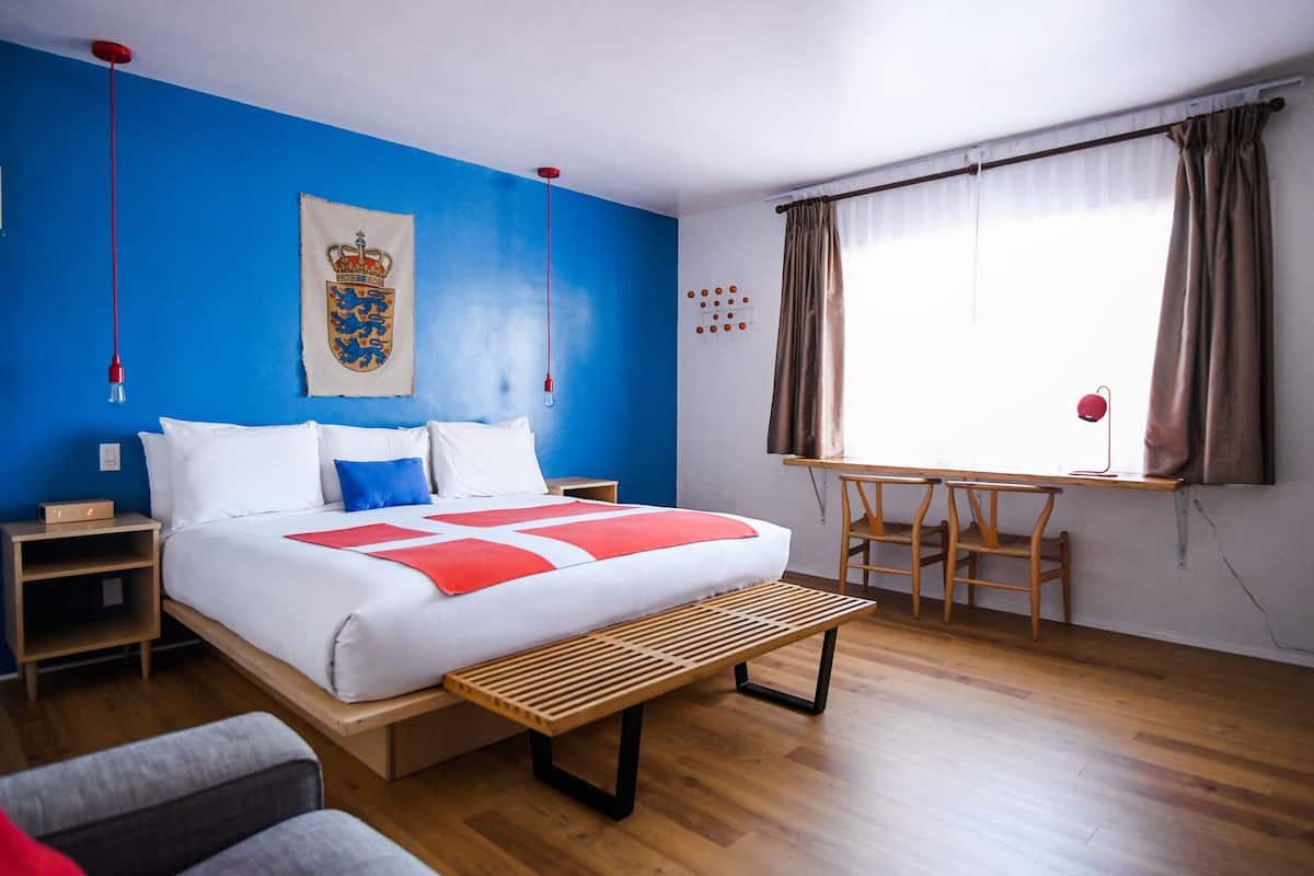 Kamar Deluks, 1 Tempat Tidur King | Meja kerja, setrika/meja setrika, Wi-Fi gratis, dan seprai linen