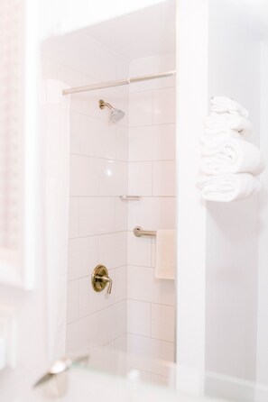 Shower, free toiletries, hair dryer, towels - Hamlet Inn (Solvang)