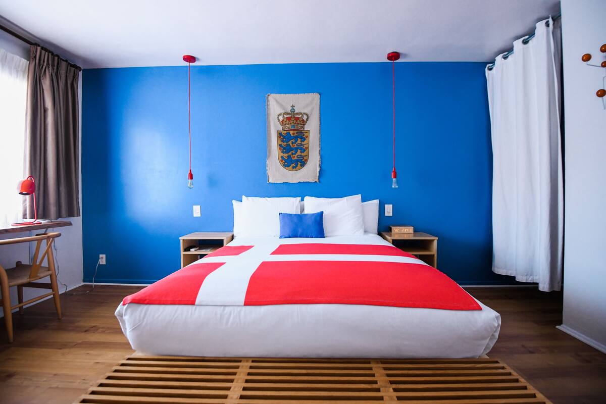 Kamar Deluks, 1 Tempat Tidur Queen | Meja kerja, setrika/meja setrika, Wi-Fi gratis, dan seprai linen