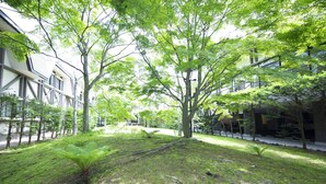 A courtyard with trees and a building. - Hotel Marroad Karuizawa (Karuizawa)