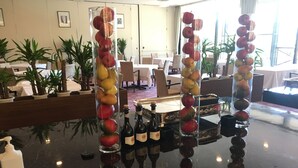 A bar area with a glass display of fruits and bottles. - Hotel Marroad Karuizawa (Karuizawa)