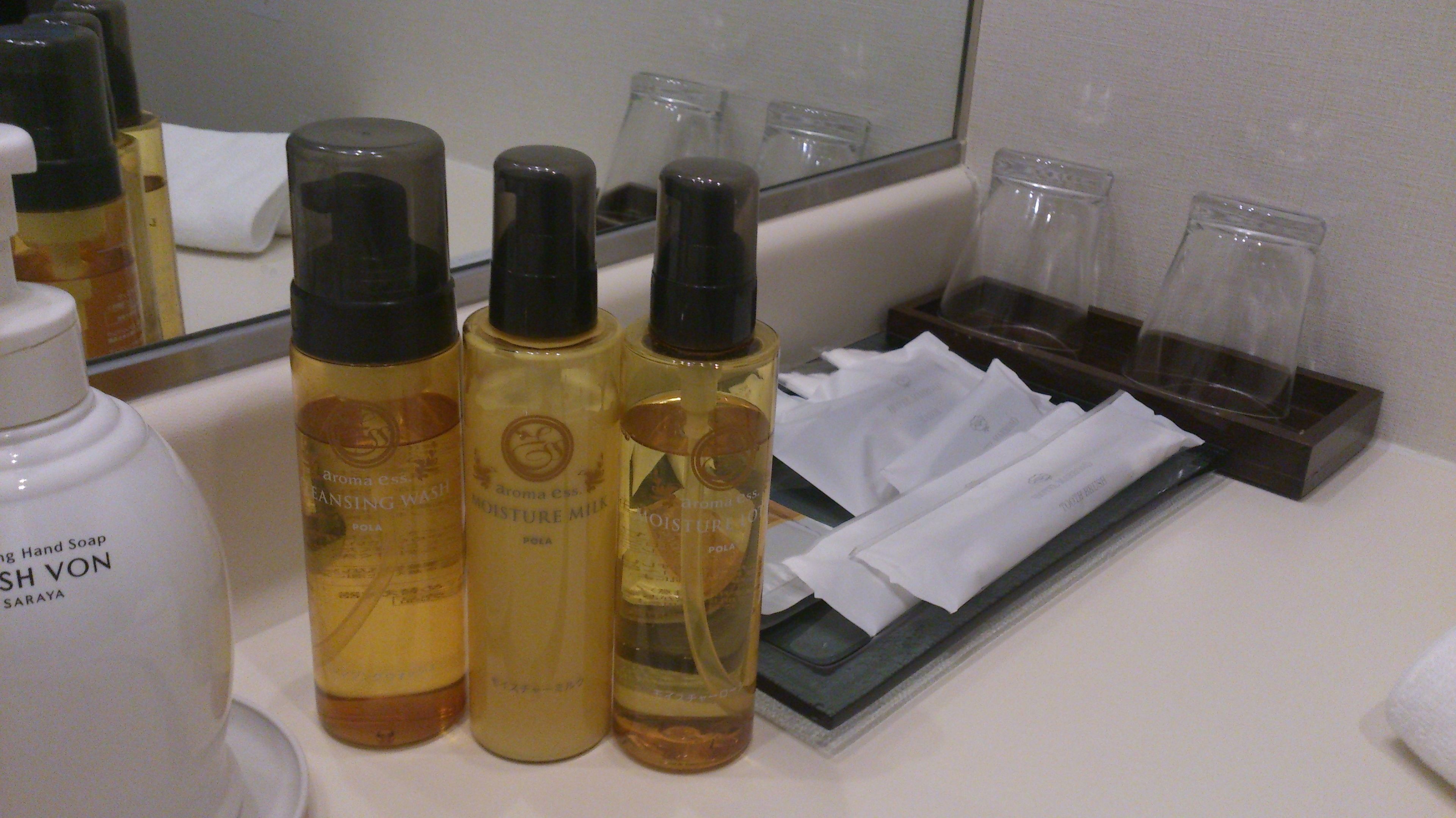 combined shower/bathtub, rainfall showerhead, free toiletries