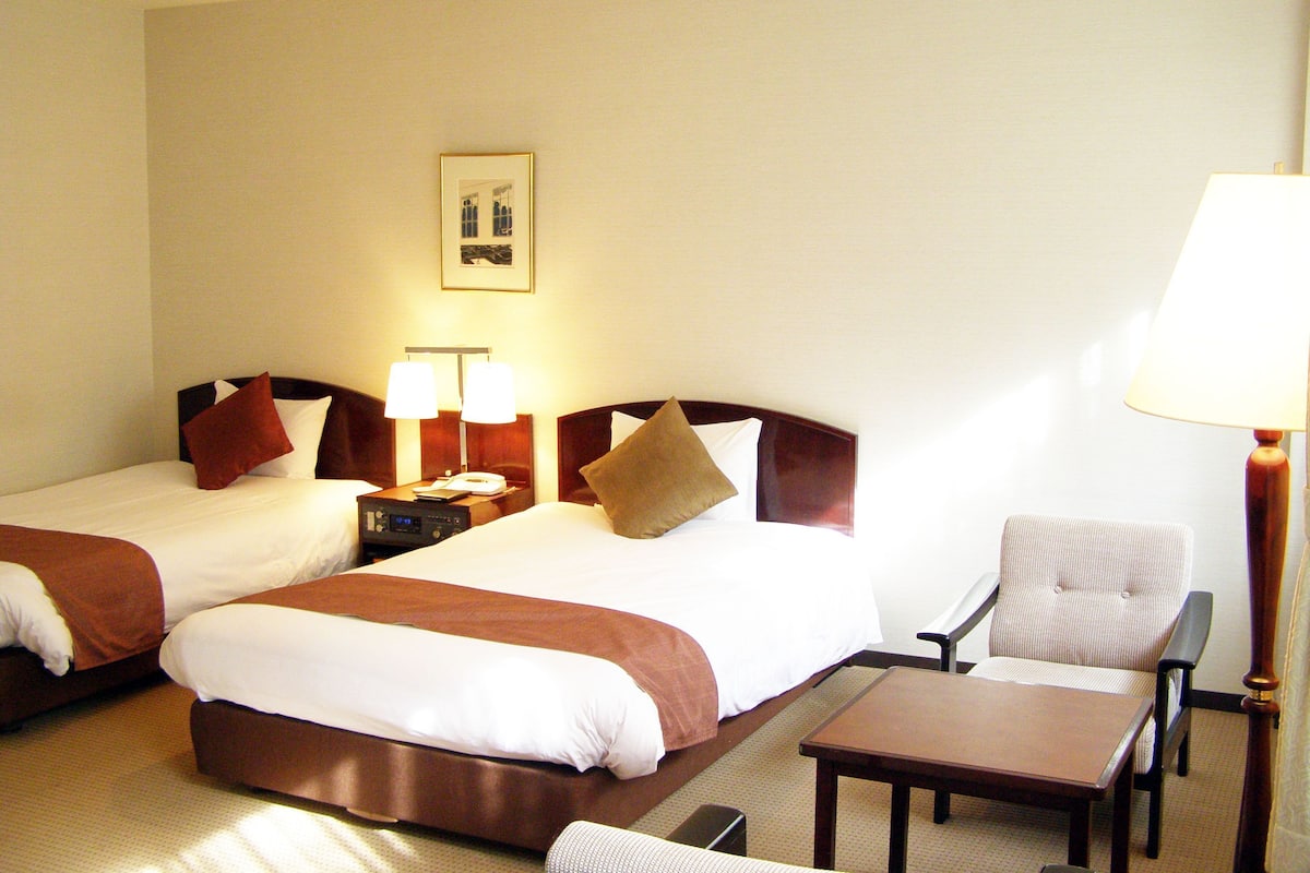 Free minibar, in-room safe, desk, blackout curtains