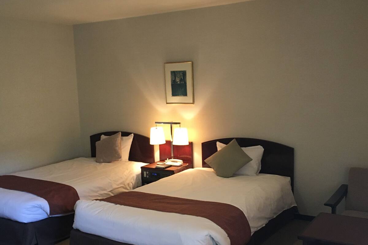 twin room, non smoking | free minibar, in-room safe, desk, blackout curtains