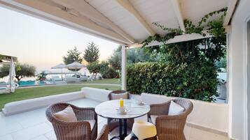 Appartement, uitzicht op zee | Een kluis op de kamer, een bureau, een strijkplank/strijkijzer