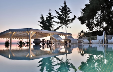 Piscina externa. Acrotel Athena Villa