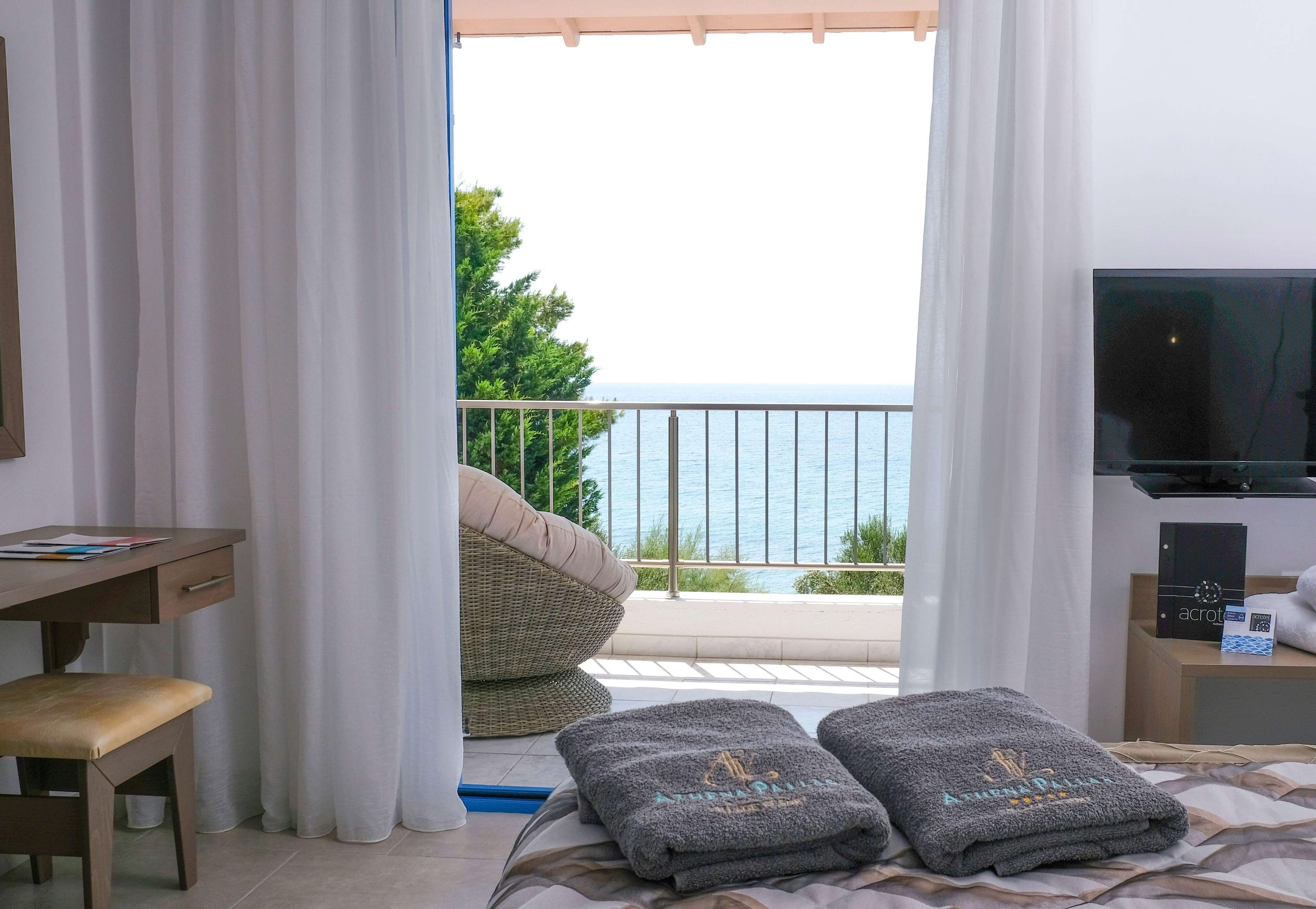 Brankas, meja kerja, setrika/meja setrika, dan Wi-Fi gratis