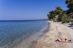 Private beach, sun-loungers, beach umbrellas, beach towels - Acrotel Athena Villa (Sithonia)