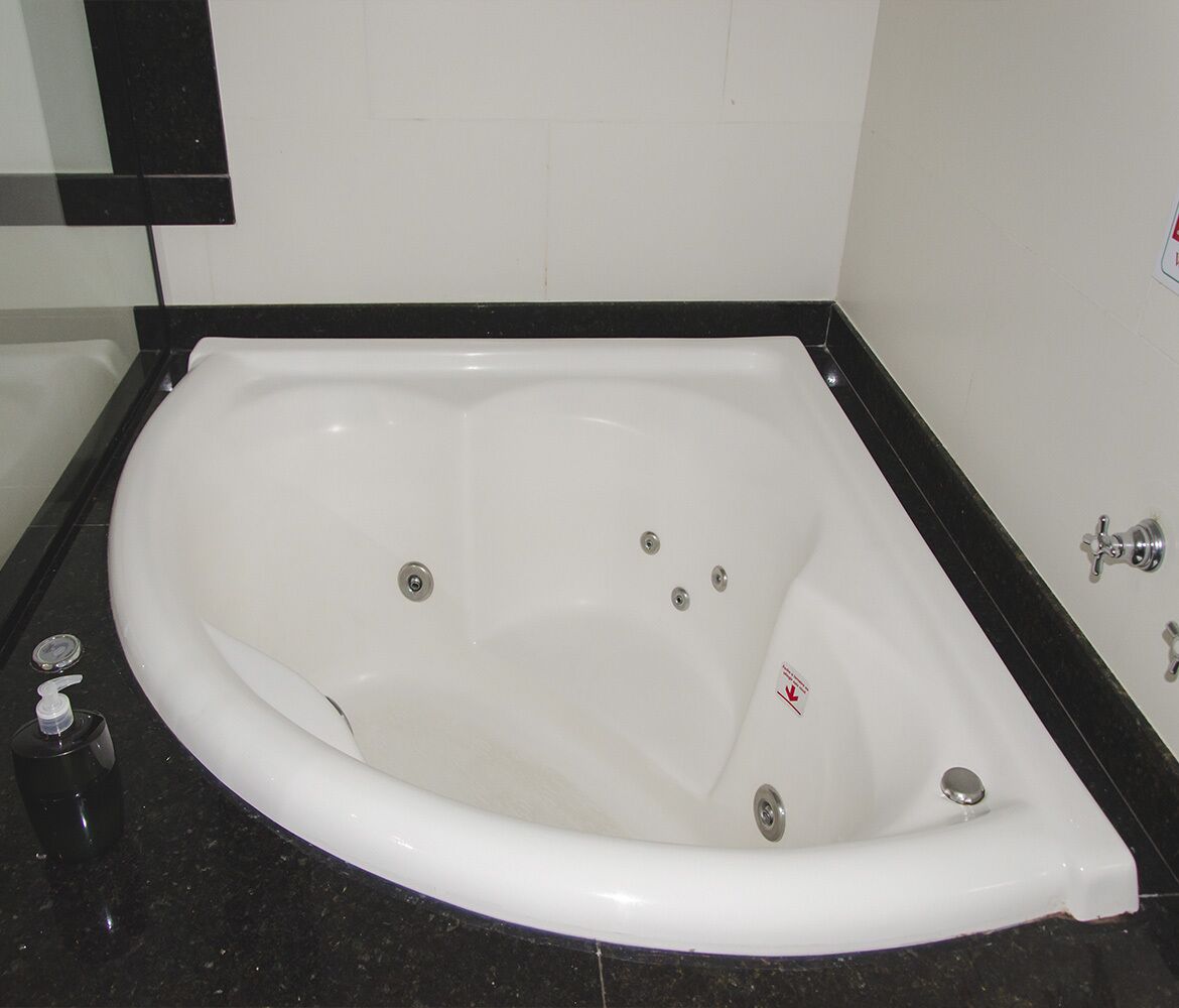 quarto duplo superior com banheira | bathroom | hair dryer, towels, soap, shampoo