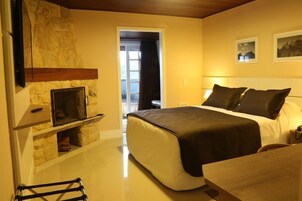 Quarto Duplo com Terraço e Banheira de Hidromassagem | Hypo-allergenic bedding, minibar, in-room safe, desk