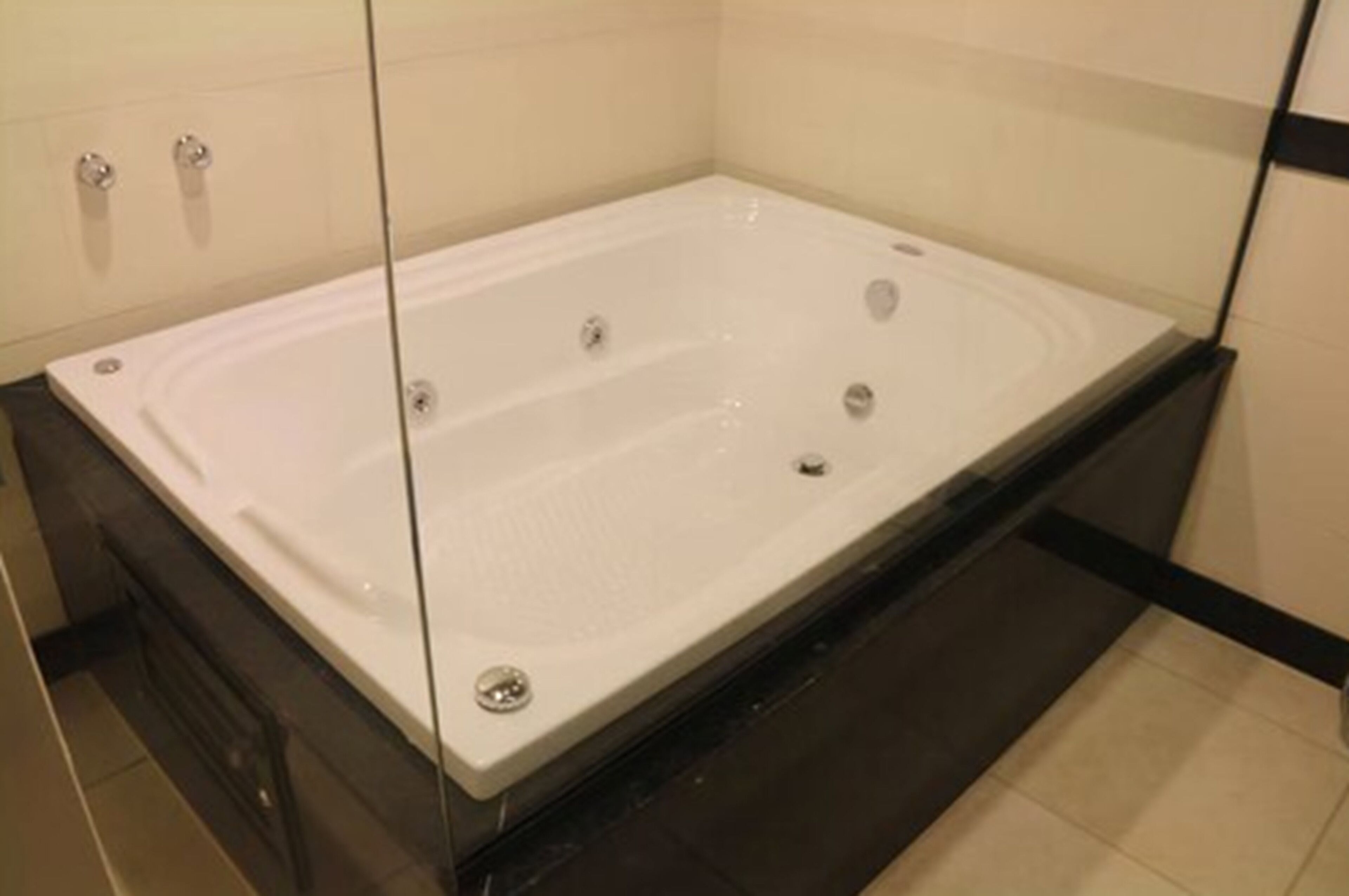 quarto duplo com banheira de hidromassagem | jetted bathtub