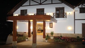A two-story building with a balcony and a covered entrance area. - Hotel Willisau (Teresópolis)