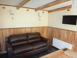 Chalet rustique familial | Salle de séjour | Téléviseur à DEL