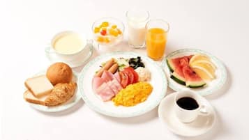 Daily cooked-to-order breakfast (JPY 1540 per person)