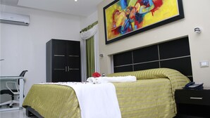 Deluxe Suite, 1 King Bed, Hot Tub | In-room safe, soundproofing, WiFi (free), bed sheets - Hotel La Morada (Santo Domingo)